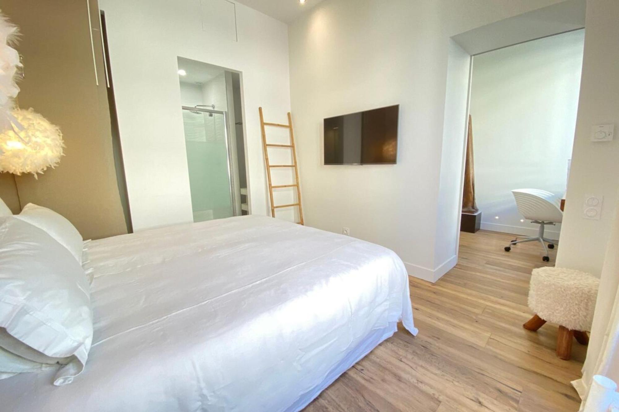 Beautiful 2 Bedrooms 2 Bathrooms Center Of *