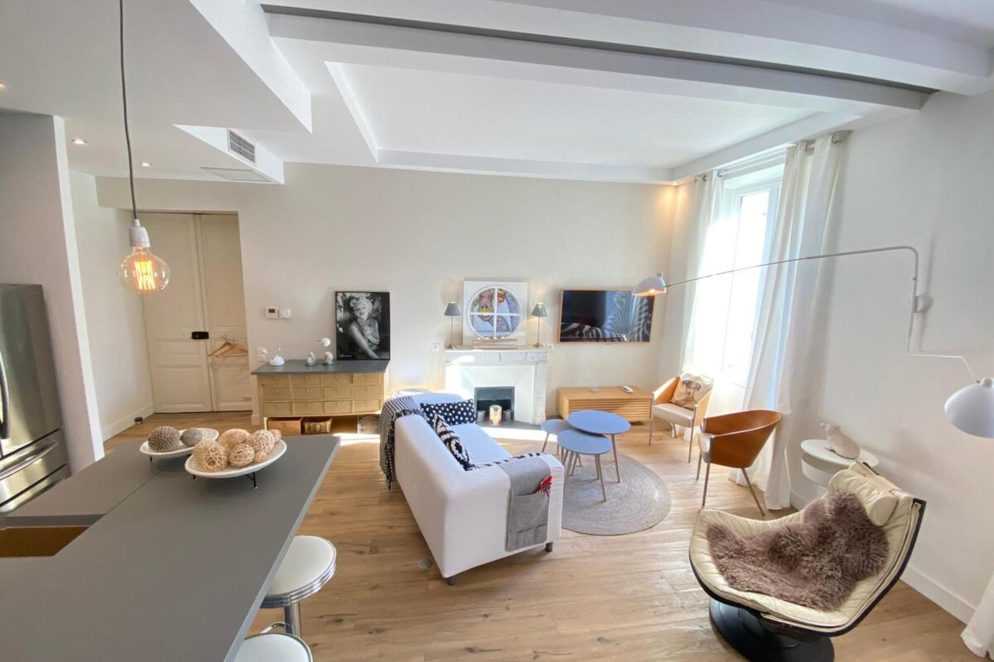 Beautiful 2 Bedrooms 2 Bathrooms Center Of Appartement